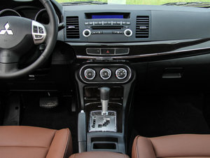 2013款1.8L CVT黑白版 中控台