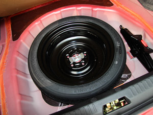 2013款1.8L CVT黑白版 备胎
