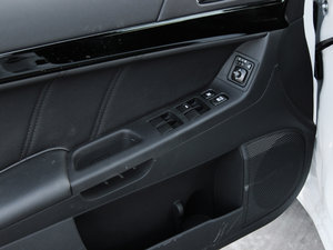 2013款1.8L 手动时尚版睿智型 主驾车窗控制区	