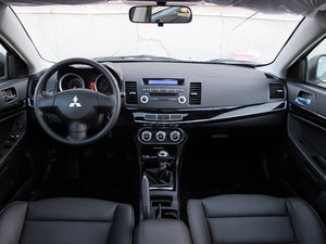 2013款1.8L 手动时尚版睿智型 内饰全景