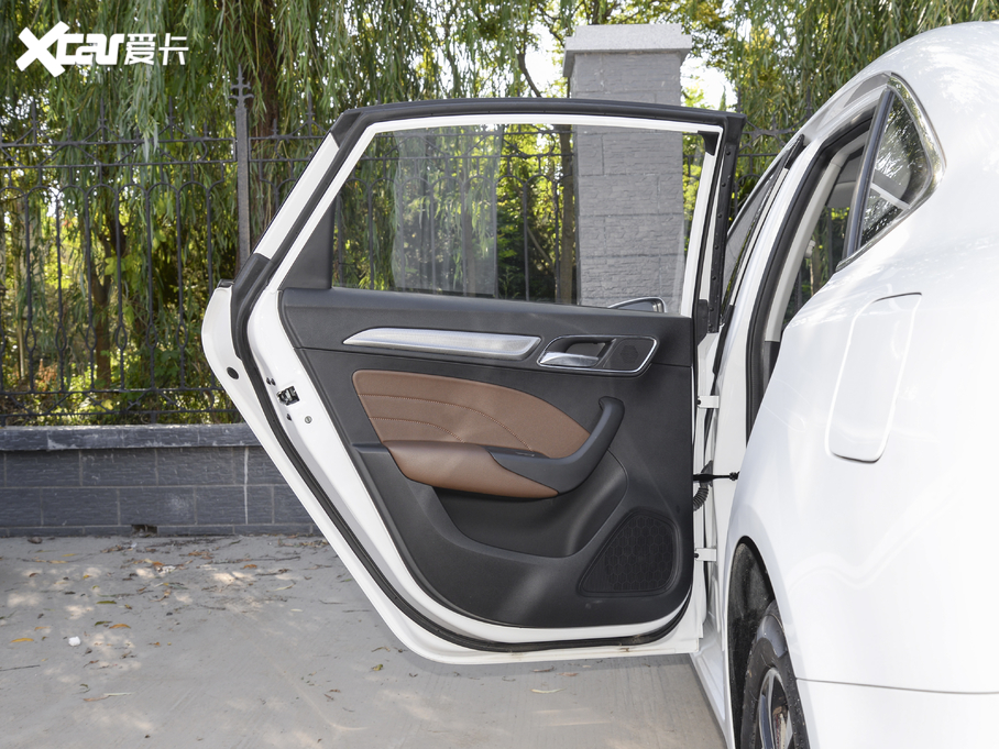 2020款荣威i6 PLUS 1.6L CVT 4G互联荣耀豪华版