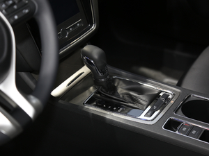 2020款PLUS 1.6L CVT 4G互联荣耀至尊版 换挡杆