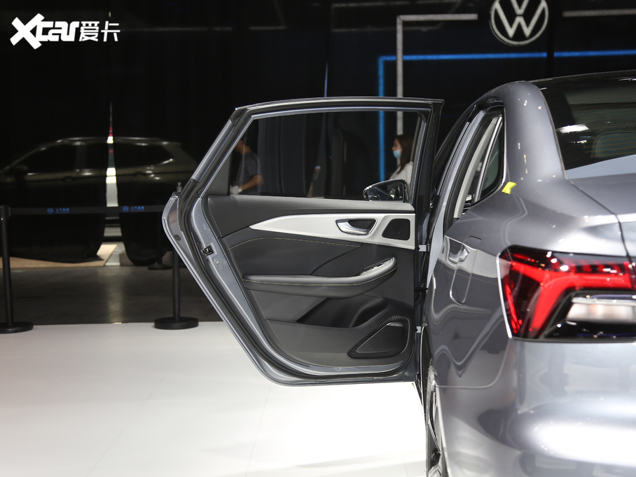 2020si6 MAX 300TGI ԄˬĻ{Supreme