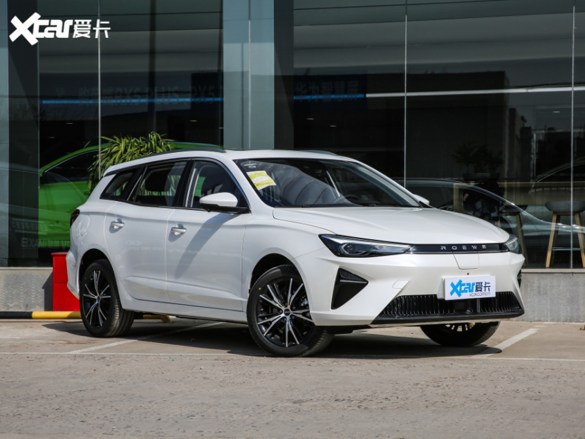 外观方面,新款荣威ei5采用了电动车一贯封闭式进气格栅,"roewe"的字母