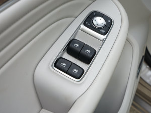 2023款400TGI 越享版 主驾车窗控制区	