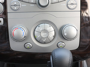 2011款1.8T 自动四驱豪域版 中控区