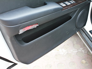 2011款1.8T 自动两驱胜域版 前门储物空间