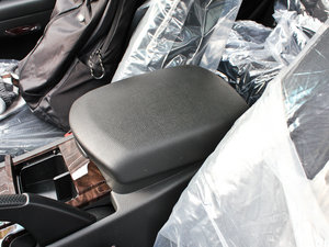 2011款1.8T 自动两驱胜域版 中央扶手箱