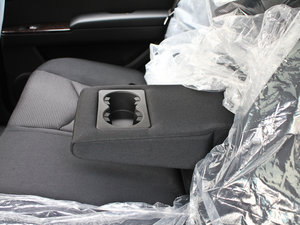 2011款1.8T 自动两驱胜域版 后排中央扶手