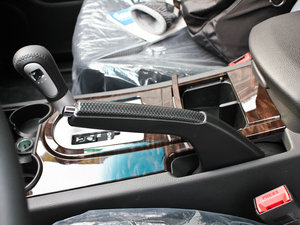 2011款1.8T 自动两驱胜域版 驻车制动器