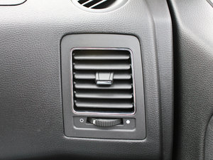 2011款1.8T 自动两驱胜域版 中控区