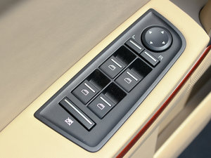 2010款1.8L 自动贺岁超值版 主驾车窗控制区	