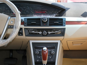 2010款1.8L 自动贺岁超值版 中控台