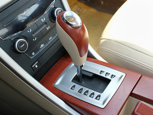 2010款1.8L 自动贺岁超值版 换挡杆