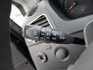 2013款1.8T 自动两驱胜域版 中控区