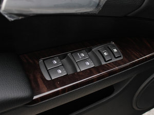 2013款1.8T 自动两驱胜域版 主驾车窗控制区	