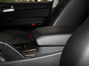2013款1.8T 自动四驱豪域版 中央扶手箱