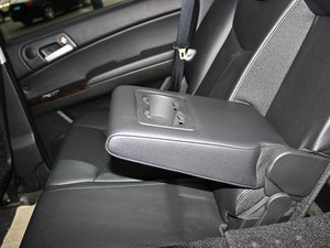 2013款1.8T 自动四驱豪域版 后排中央扶手