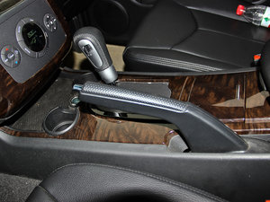 2013款1.8T 自动四驱豪域版 驻车制动器