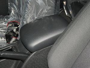 2012款1.5L 手动豪华版 中央扶手箱