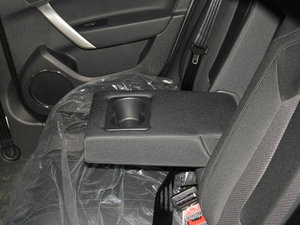 2012款1.5L 手动豪华版 后排中央扶手
