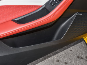 2022款180DVVT CVT青春旗舰版 前门储物空间