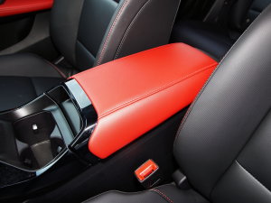 2022款300TGI DCT潮越旗舰版 中央扶手箱
