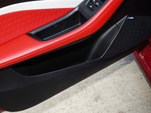2022款300TGI DCT潮越旗舰版 前门储物空间