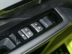 2022款1.5T 豪华版 主驾车窗控制区	