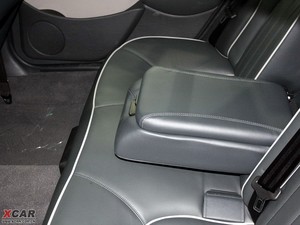 2009款1.8T 加长豪华版 后排中央扶手