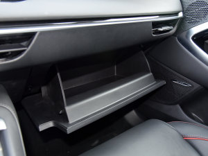 2023款2.0T 自动Trophy+激擎耀世版 手套箱