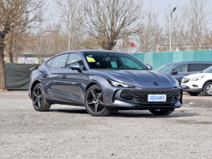 2023款2.0T 自动Trophy+激擎耀世版 右前45度
