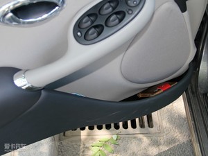 2010款1.8T 自动舒适版 前门储物空间