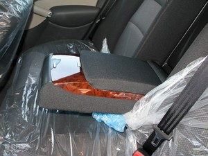 2010款1.8T 自动舒适版 后排中央扶手