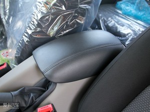 2010款1.8T 自动舒适版 中央扶手箱