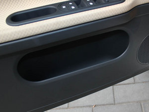 2011款1.3L 手动舒适版 前门储物空间