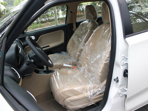 2011款1.3L 手动舒适版 前排空间