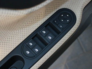 2011款1.3L 手动舒适版 主驾车窗控制区	