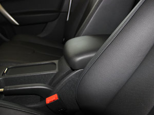 2014款1.5T 自动豪华版 中央扶手箱