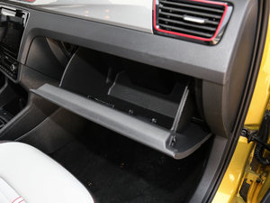 2020款1.5L 自动运动版 手套箱