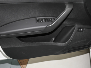 2020款1.5L 自动舒适版 前门储物空间