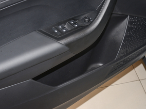 2020款1.5L 手动舒适版 前门储物空间