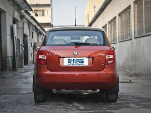 2011款1.4L 自动晶灵版 正后	