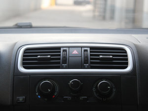 2011款1.4L 自动晶灵版 空调出风口