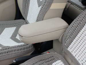 2011款1.6L 自动晶享版 中央扶手箱