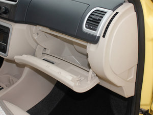 2011款1.6L 自动晶享版 手套箱