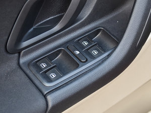 2012款1.6L 主驾车窗控制区	
