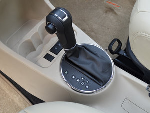 2012款1.6L 换挡杆