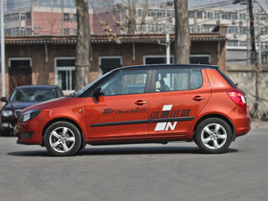 2012款1.6L 自动酷黑版 整体外观