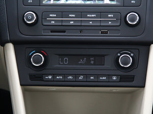2013款1.6L 手动优选版 中控区